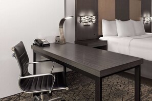 Ropa de cama de alta calidad, camas con pillow-top y escritorio 
