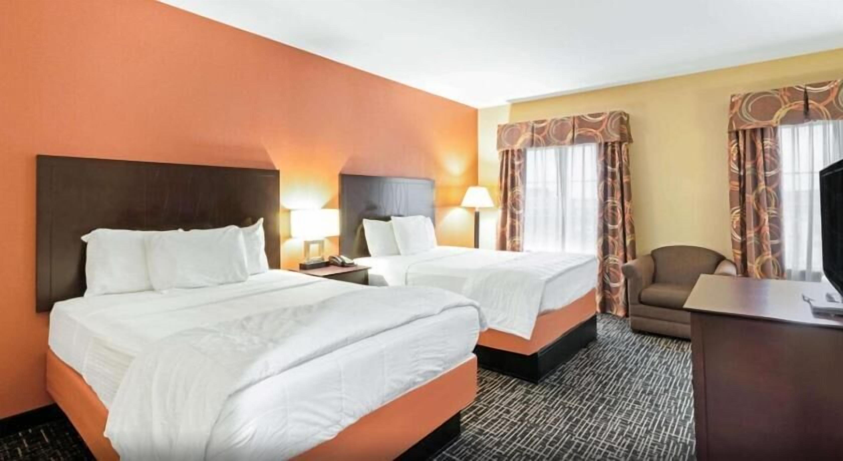 Luxe beddengoed, pillowtop-bedden, een bureau, verduisterende gordijnen