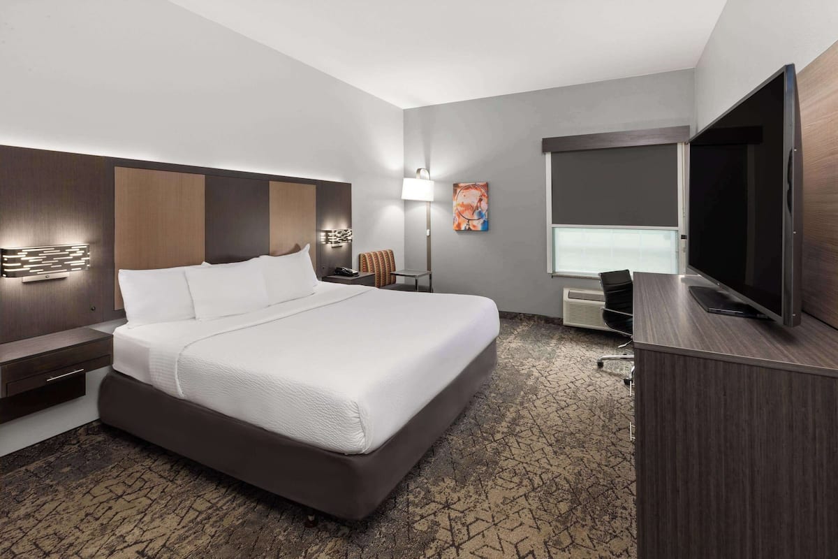 Room, 1 King Bed, Accessible, Non Smoking | Premium bedding, pillow-top beds, desk, blackout curtains