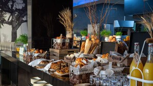 A buffet with various breads, pastries, and beverages. - Radisson Blu Hotel & Residence, Maputo (Maputo)