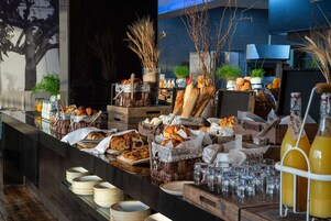 Se ofrece un desayuno bufé todos los días (por un coste adicional)