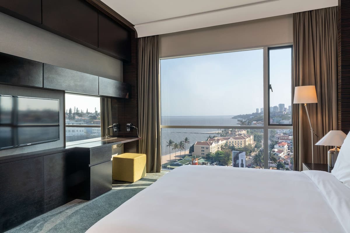 Phòng Suite, quang cảnh biển | Minibar, két bảo mật tại phòng, bàn