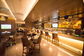 2 bars/lounges, poolside bar