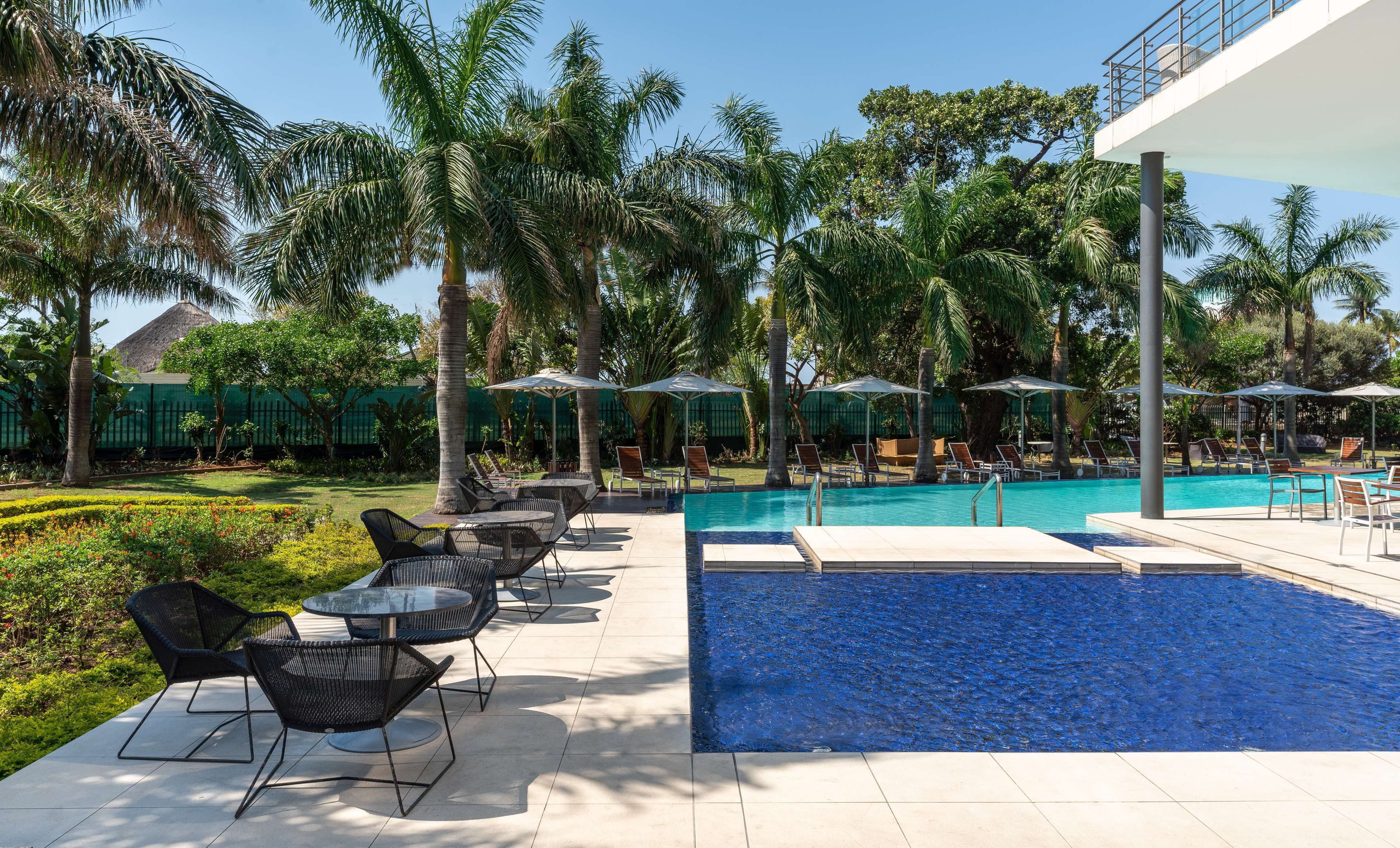 Utendørsbasseng og solsenger