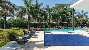 Utendørsbasseng og solsenger