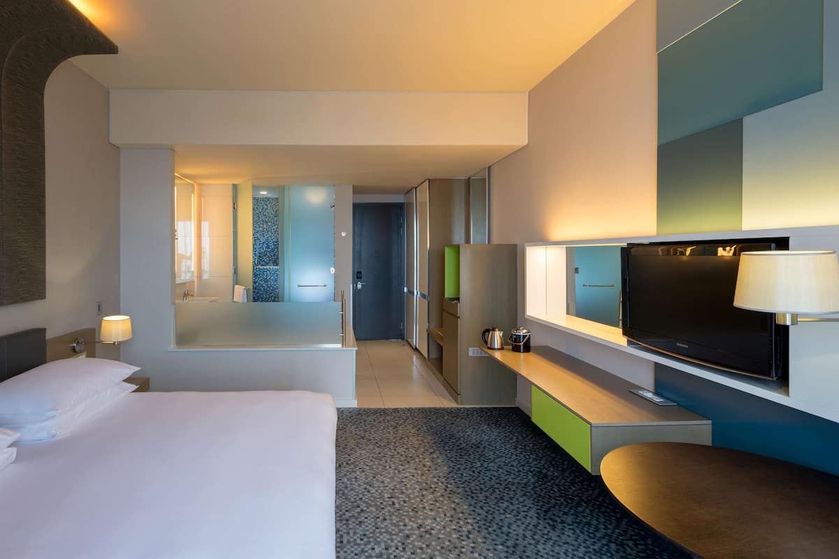 Minibar, coffres-forts dans les chambres, bureau