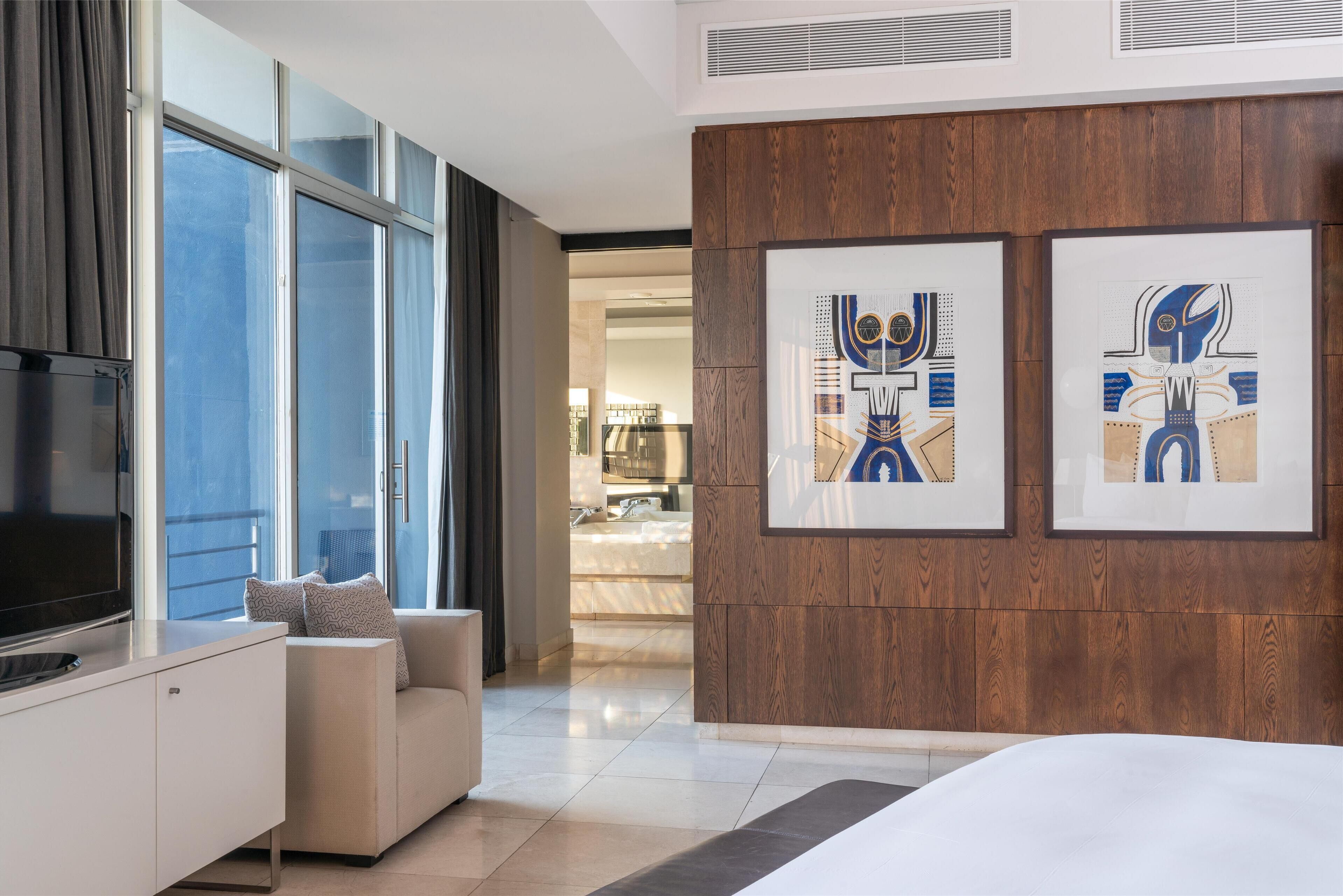 Minibar, in-room safe, desk, laptop workspace