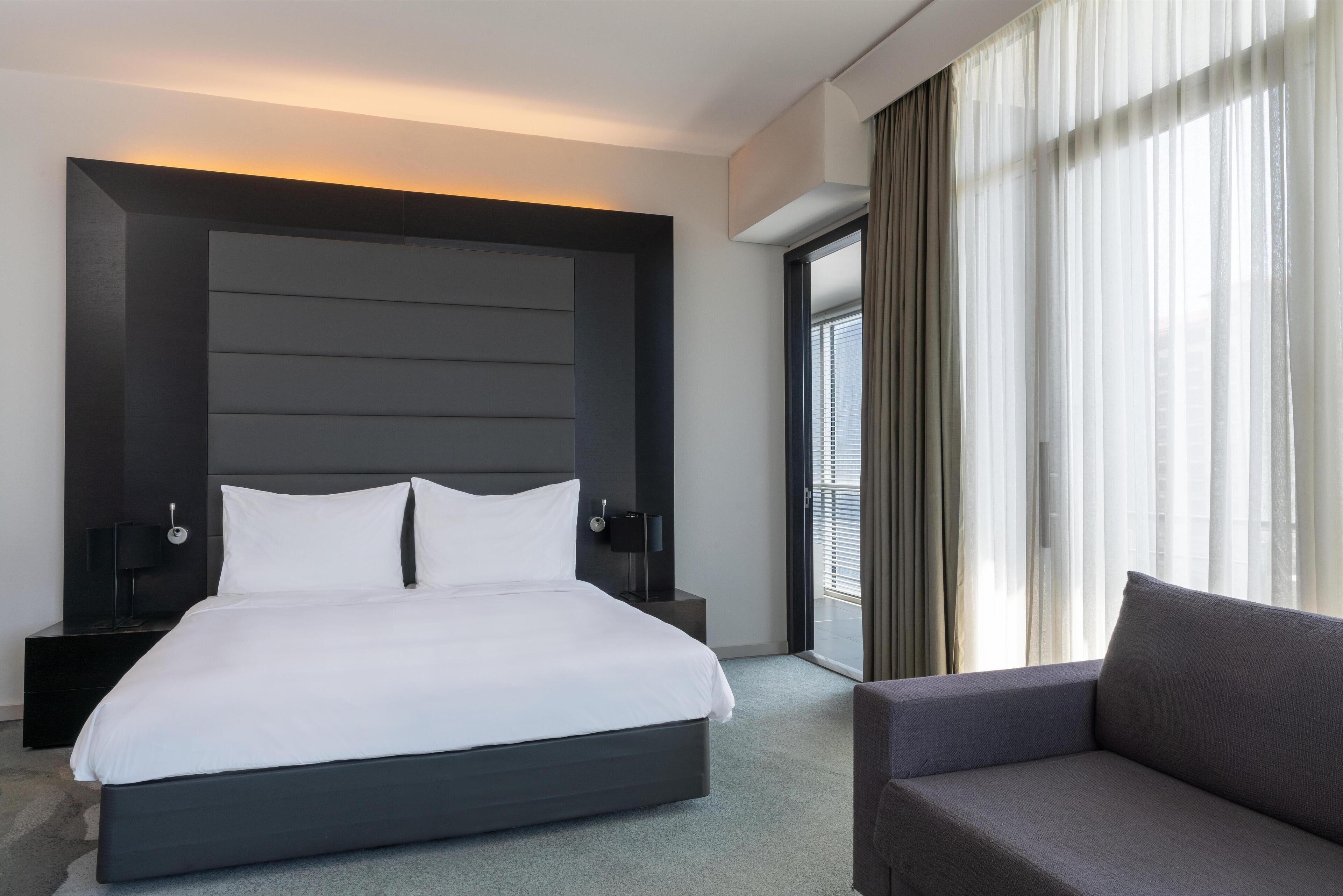 小型套房, 阳台, 海景 | 迷你吧、客房内保险箱、办公桌、笔记本电脑工作区