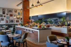 Petit déjeuner buffet servi tous les jours en supplément