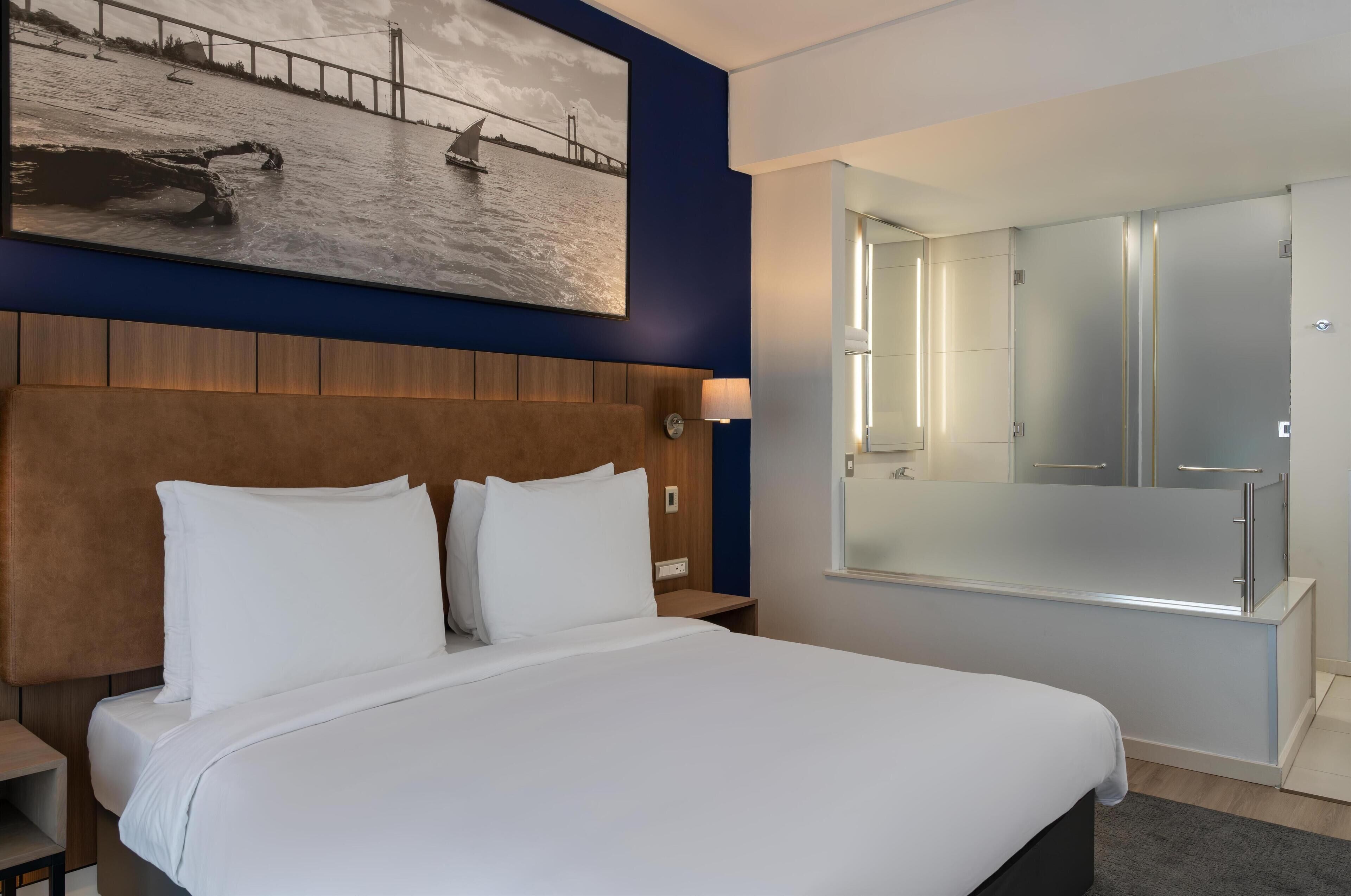 Minibar, caja de seguridad en la habitación y escritorio 