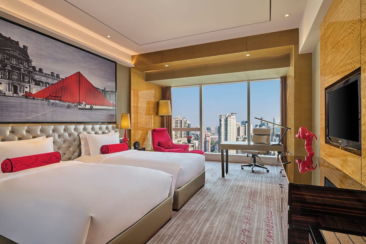 1 bedroom, premium bedding, down duvets, minibar