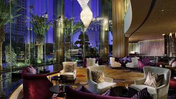 3 restaurants, breakfast served