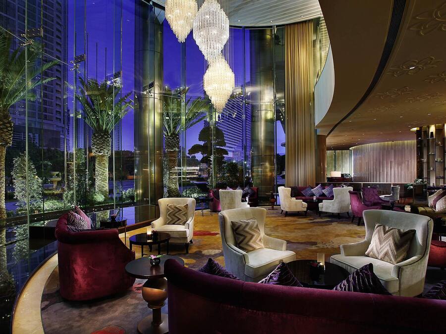 2 bars/lounges, lobby lounge