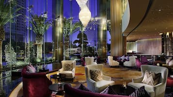 2 bars/lounges, lobby lounge