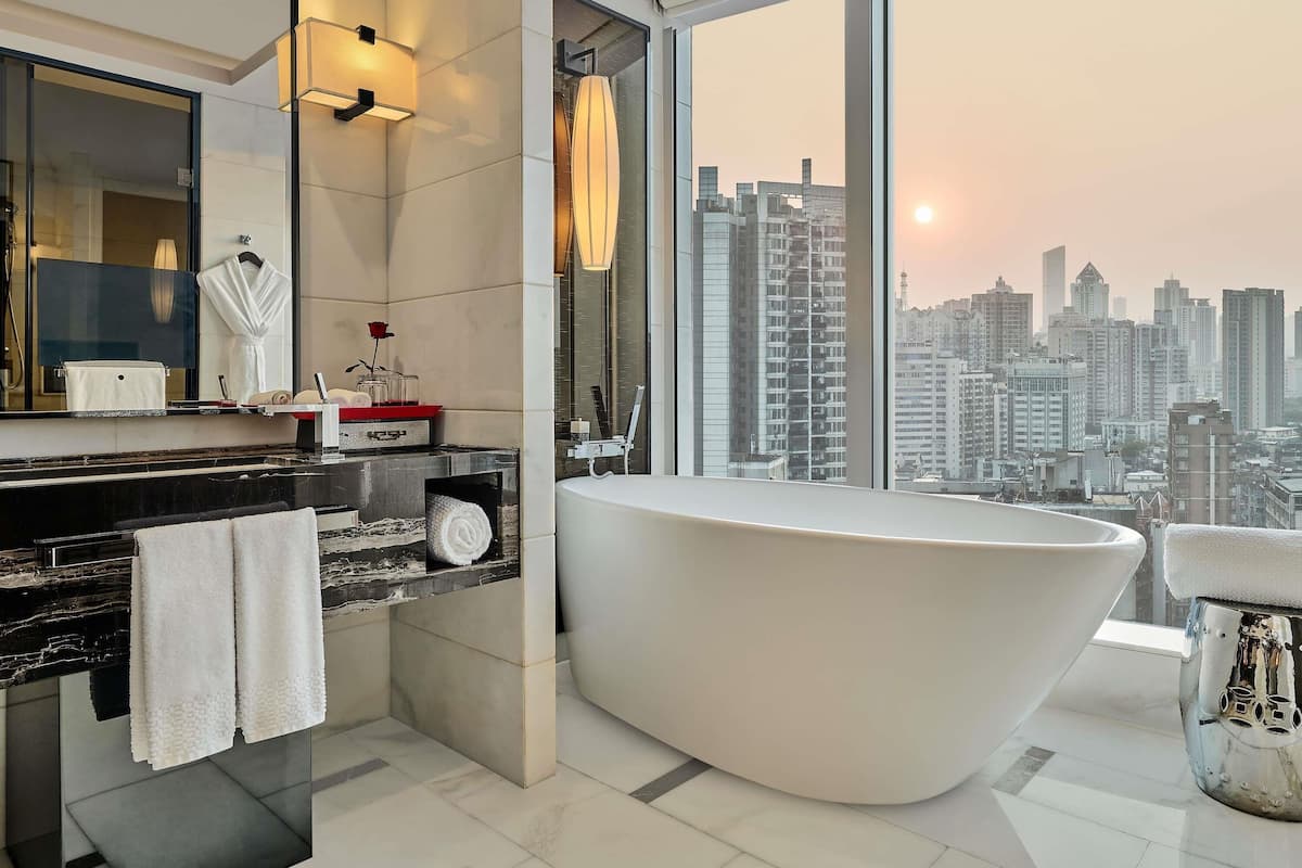 Separate tub and shower, deep soaking tub, rainfall showerhead