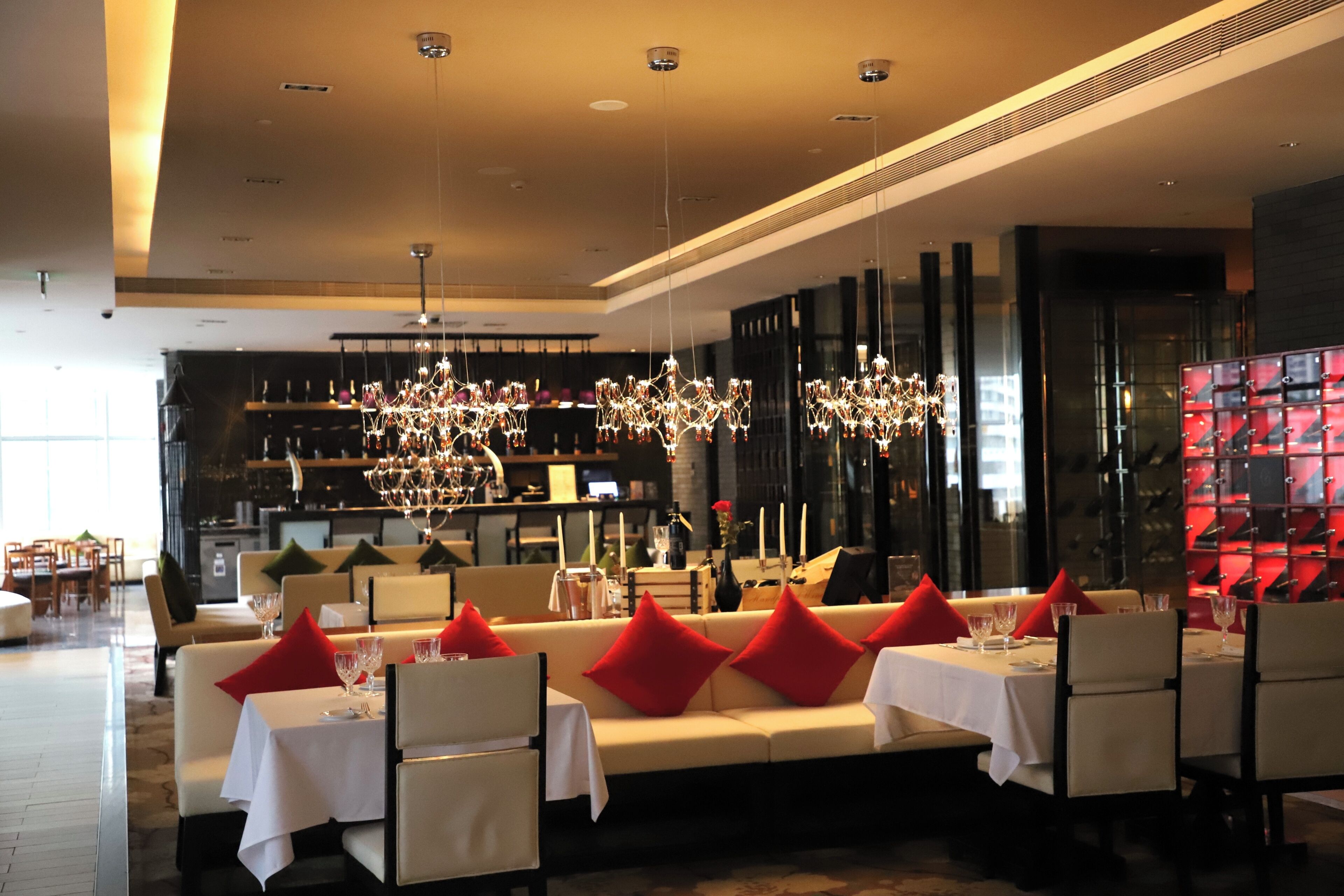 3 restaurants, breakfast served