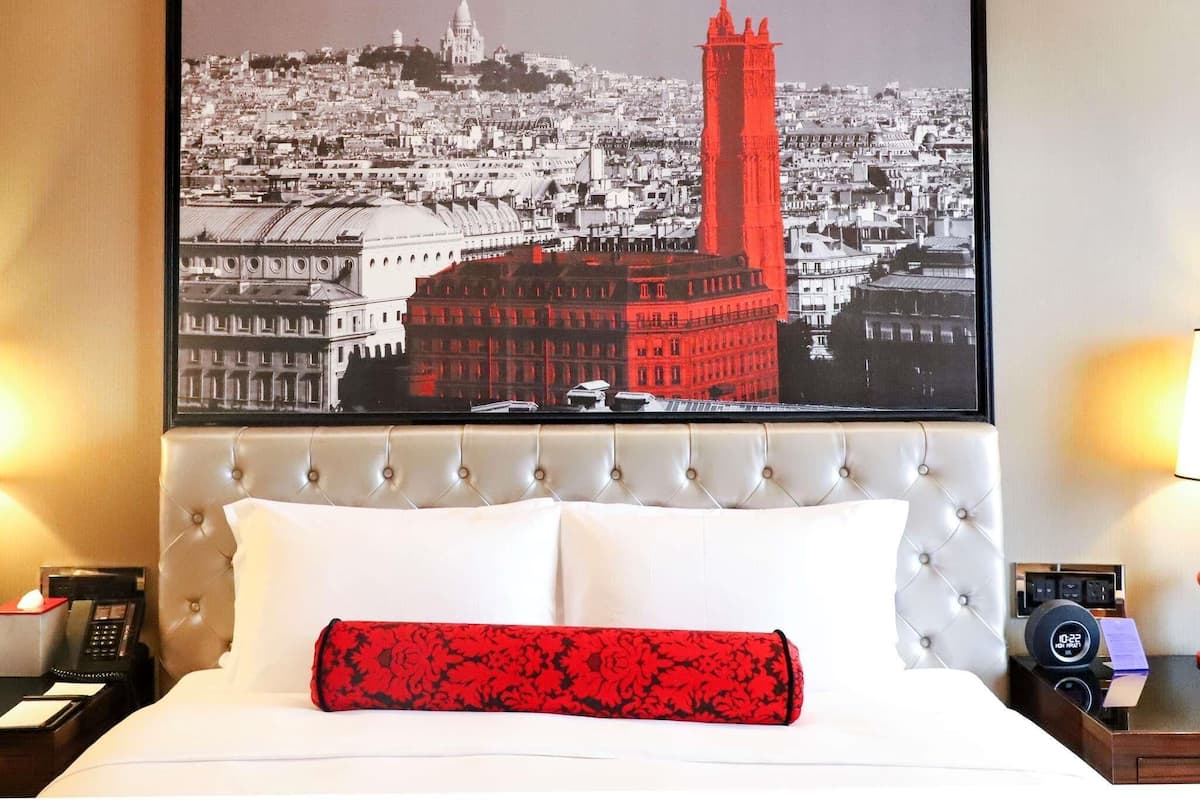 1 habitación, ropa de cama de alta calidad, cubrecamas y minibar