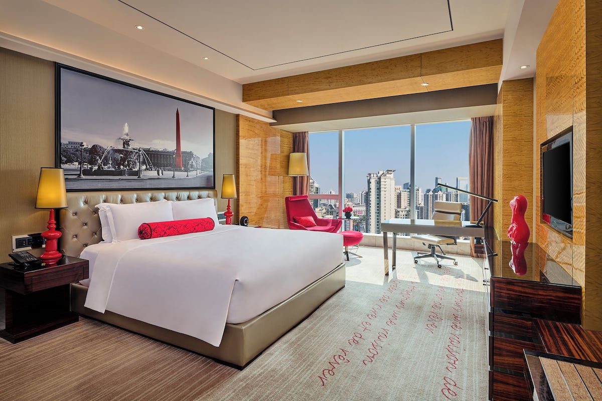 1 bedroom, premium bedding, down duvets, minibar