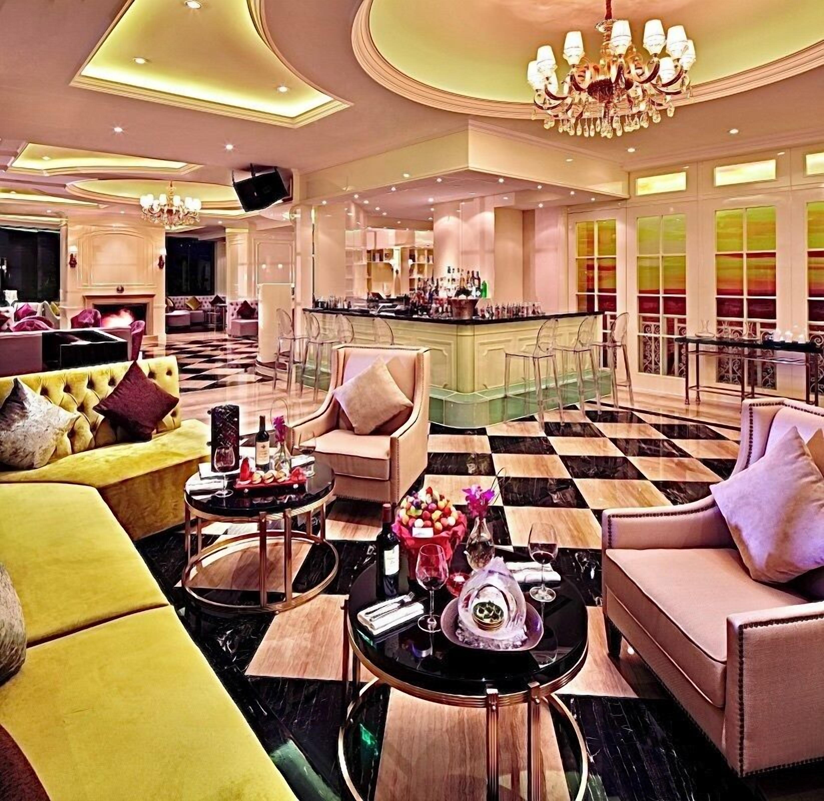 3 restaurants, breakfast served