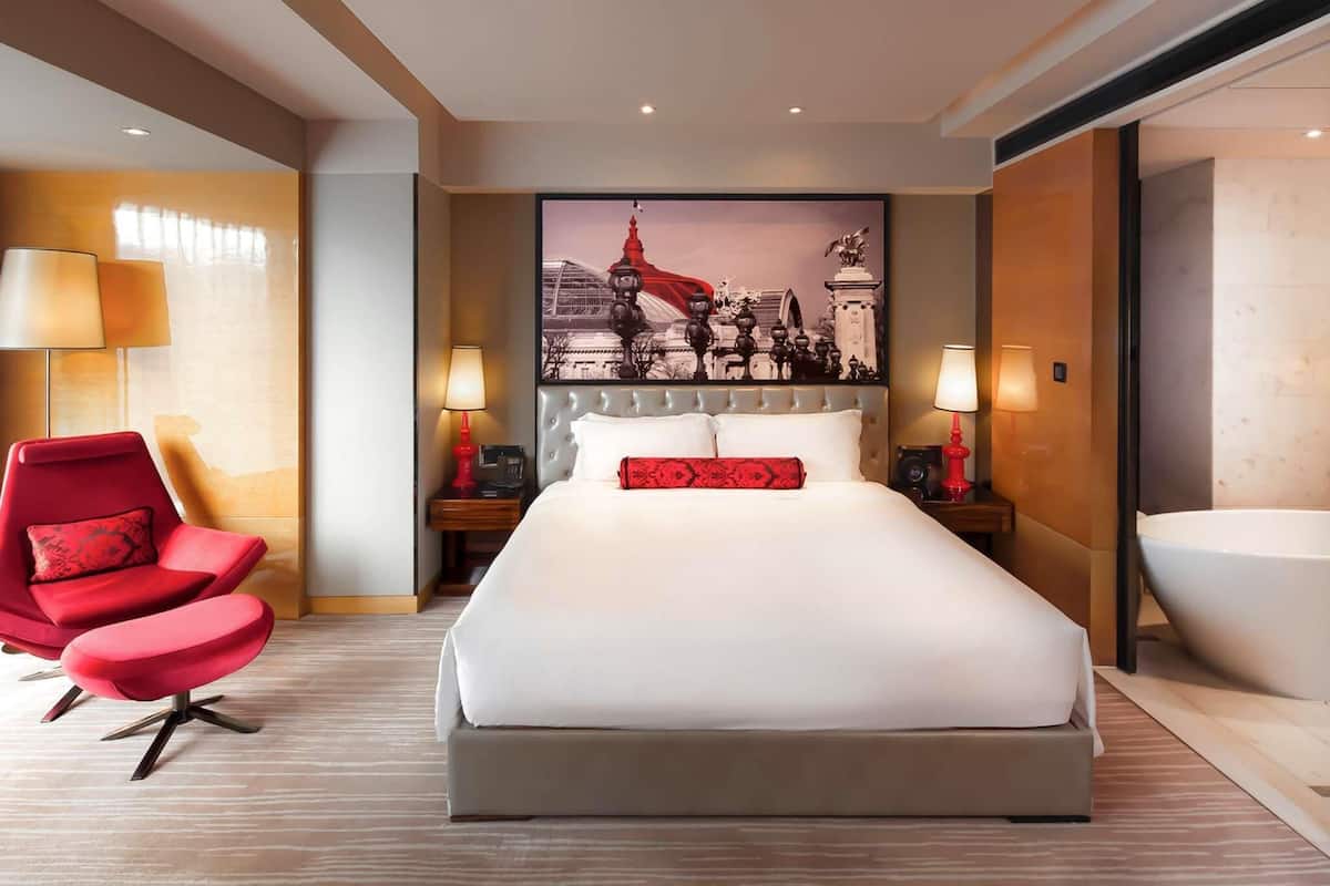 Luxury Room, 1 King Bed, Club Lounge Access | 1 bedroom, premium bedding, down comforters, minibar