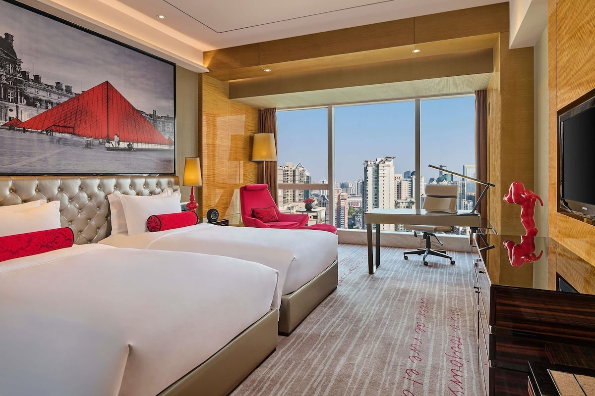 1 bedroom, premium bedding, down duvets, minibar