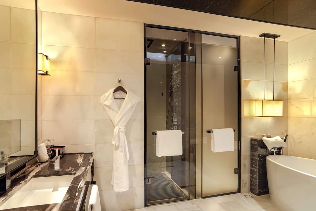 1 bedroom, premium bedding, down comforters, minibar