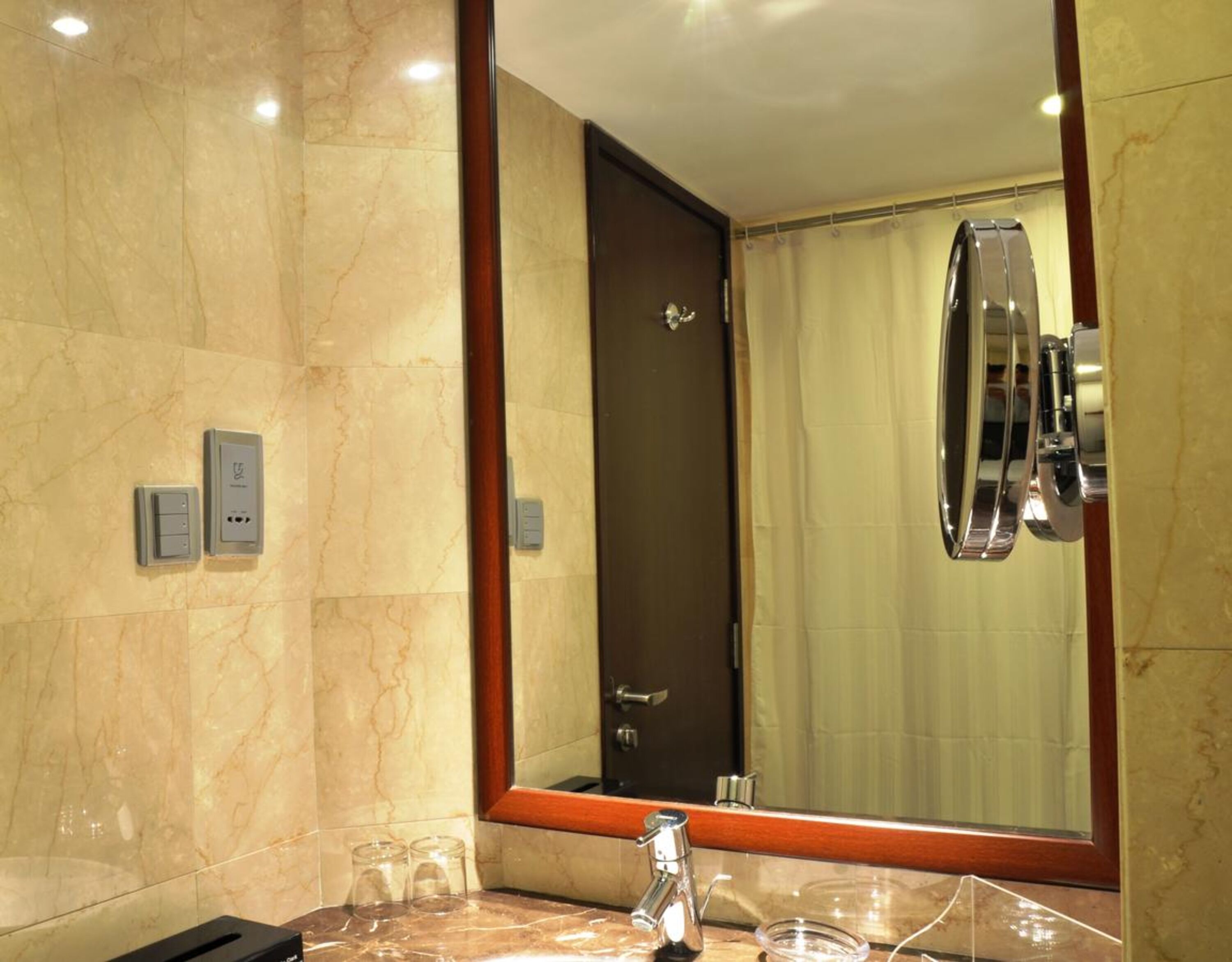 executive double or twin room | bathroom | combined shower/bathtub, deep-soaking bathtub, rainfall showerhead