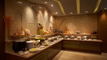 供應早餐、午餐和晚餐,國際料理