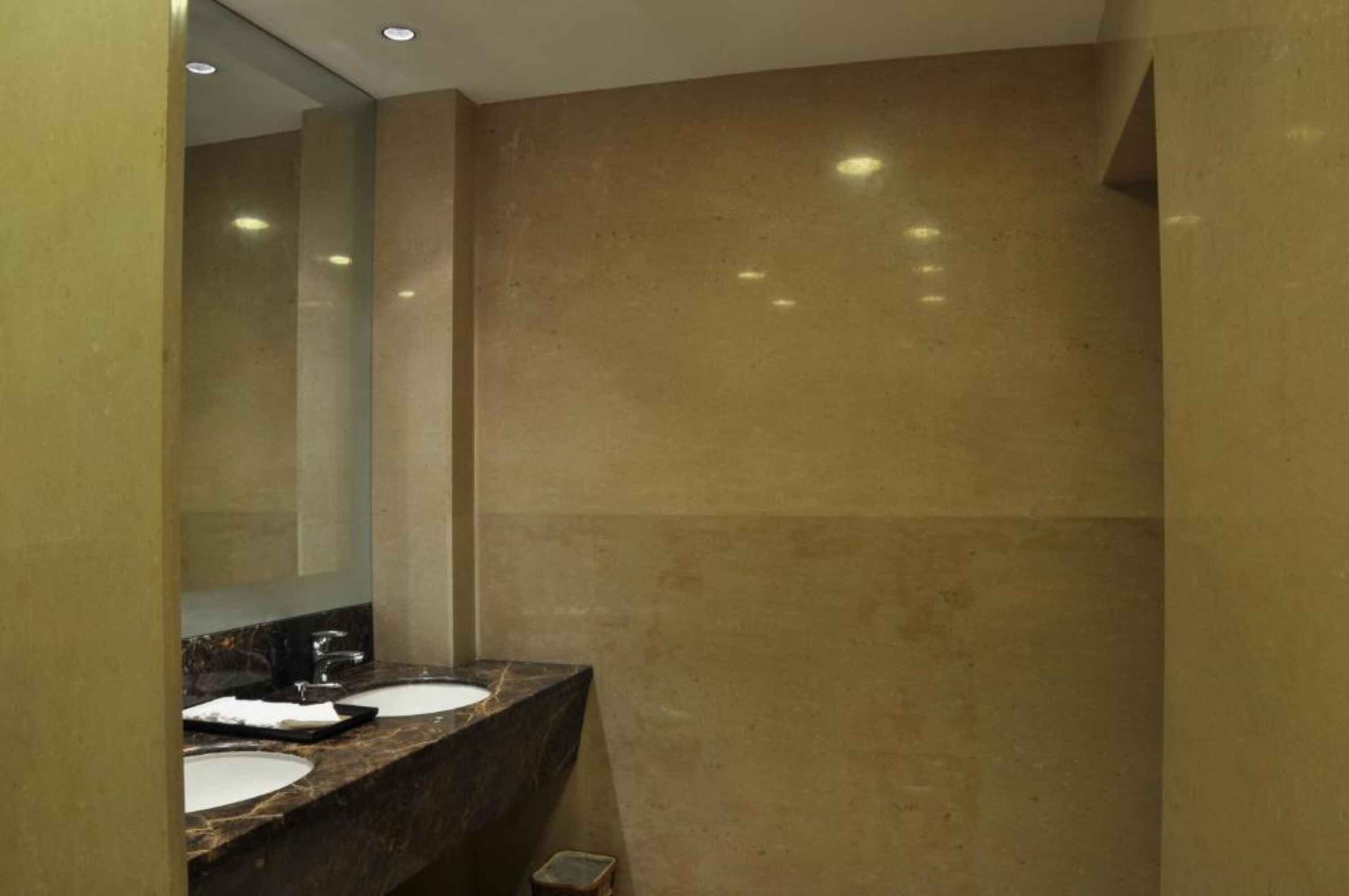 executive double or twin room | bathroom | combined shower/bathtub, deep-soaking bathtub, rainfall showerhead