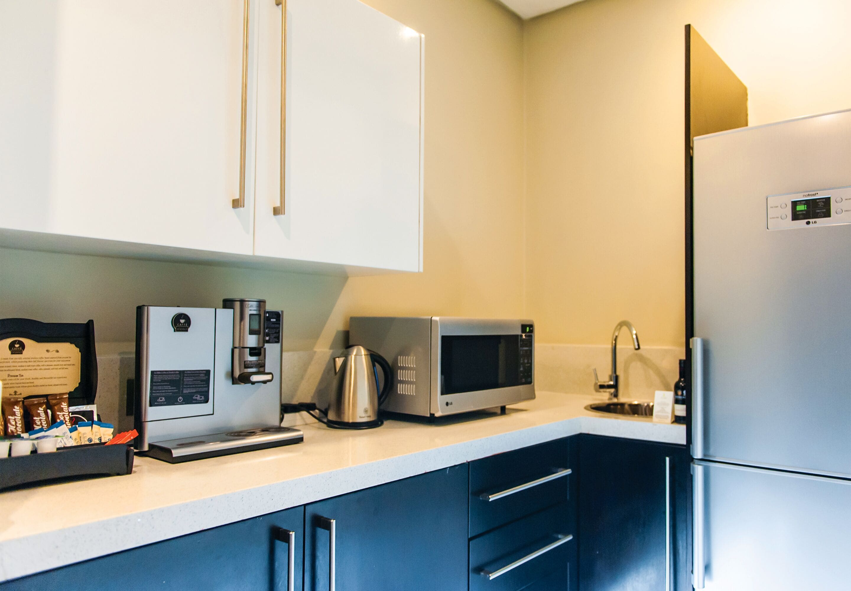 luxury studio suite | private kitchen | coffee/tea maker, electric kettle