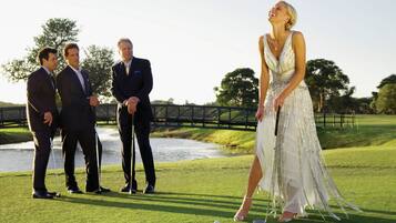 Un campo de golf con un puente al fondo.