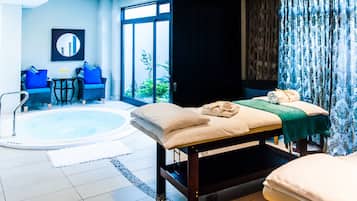 Indoor spa tub