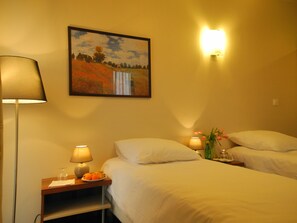 Standard Studio, 2 Twin Beds | Premium bedding, memory foam beds, in-room safe, desk