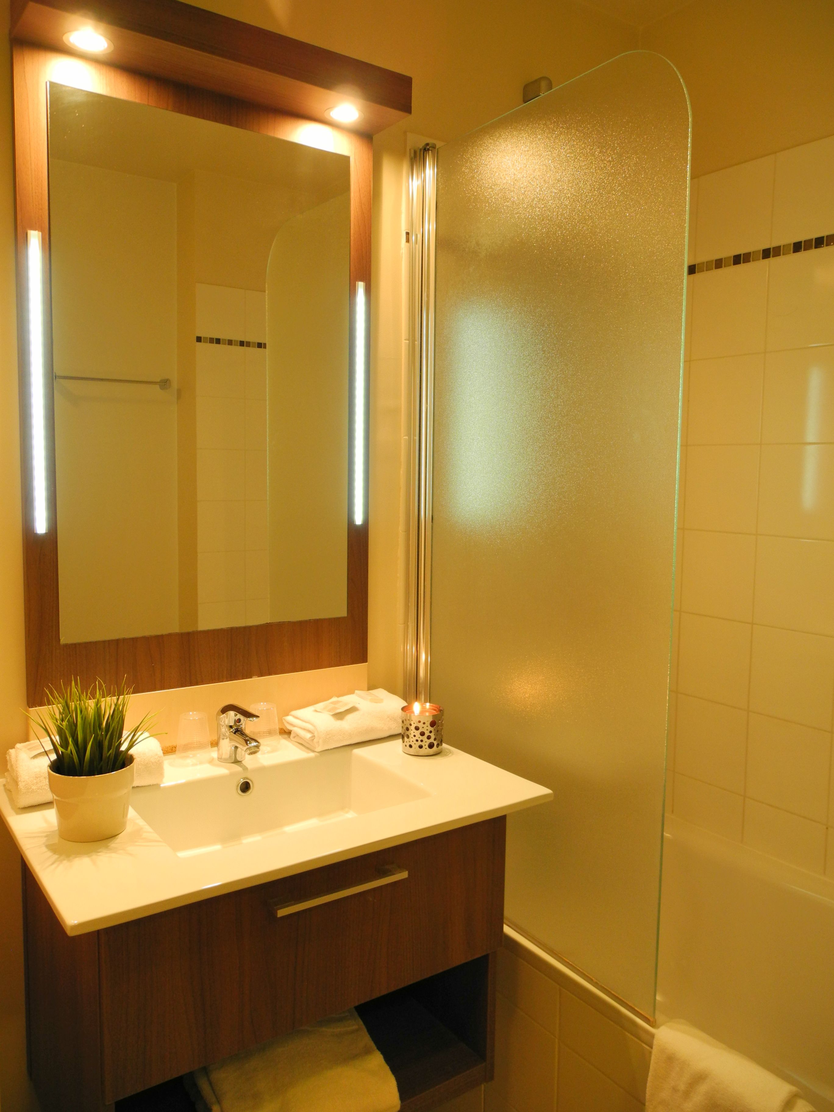 Standard Studio, 2 Single Beds | Bathroom | Bathtub, free toiletries, towels