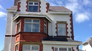 Exterior - Witchingham B&B (Holyhead)