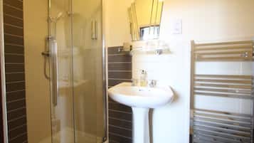 Quarto casal (Room 1 No Dogs) | Banheiro | Chuveiro, chuveiro com efeito de chuva, produtos de toalete grátis