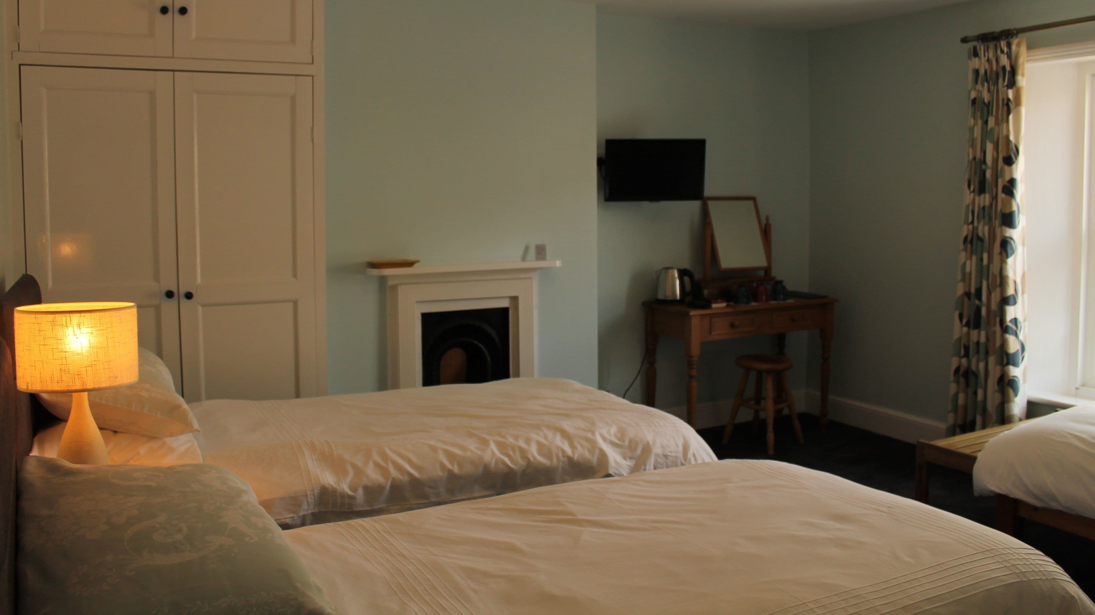 Kolmen hengen huone (Room 4  Pet Friendly) | Allergiatestatut vuodevaatteet, tallelokero huoneessa