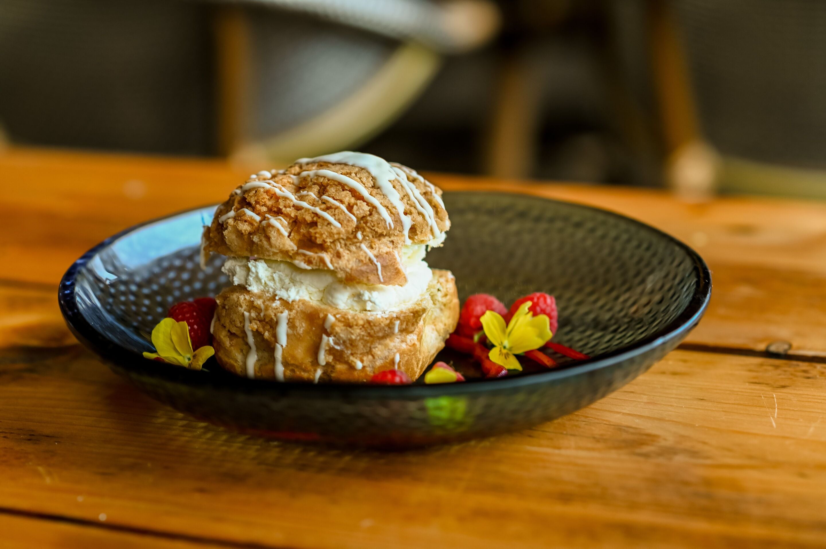 Ein Dessert in einer Schüssel vor einem Holztisch.