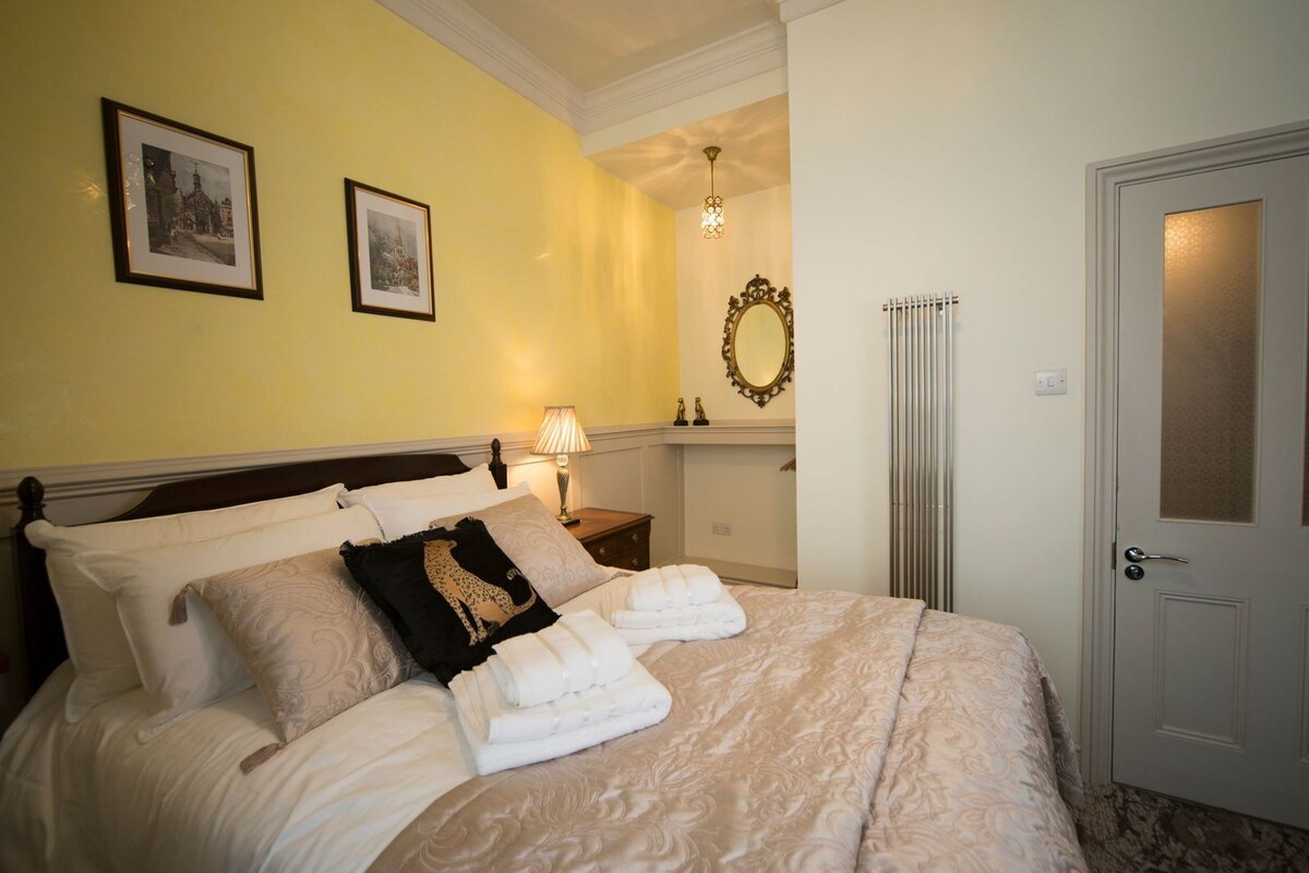 Basic Double Room, Ensuite (Bedroom 2)
