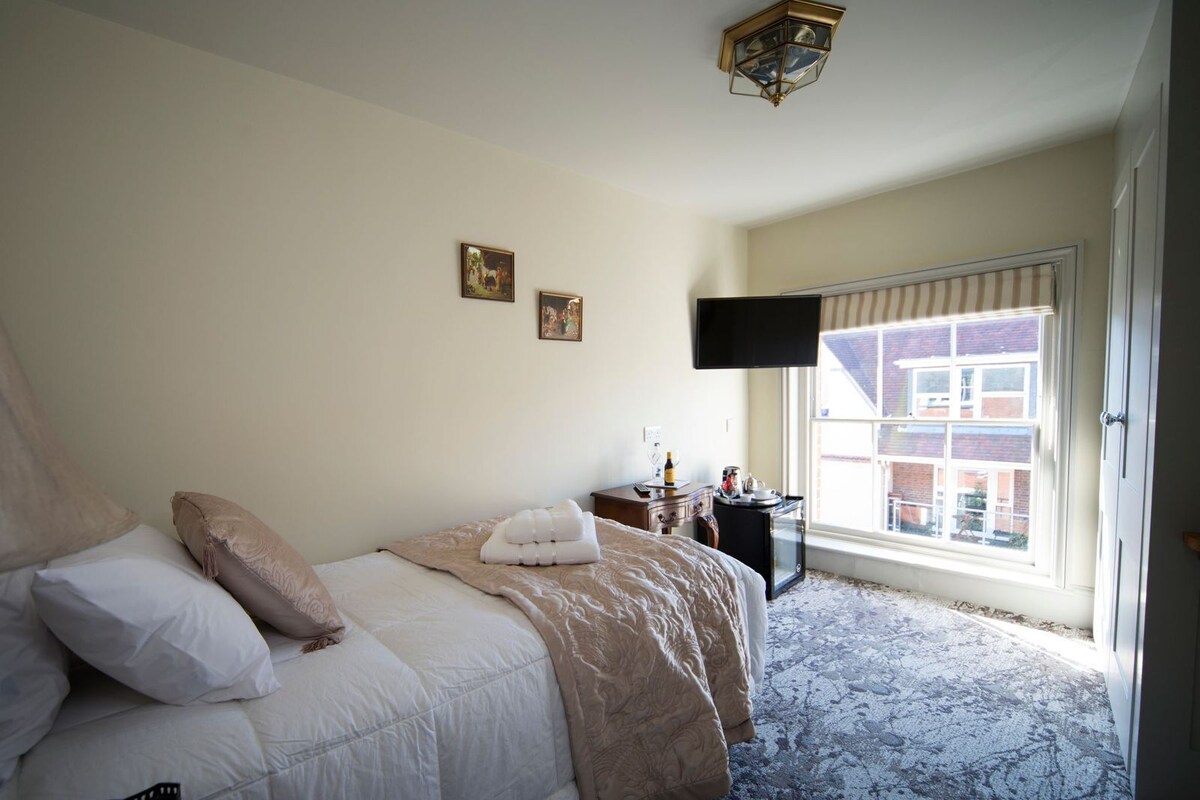 Economy Single Room, Ensuite (Bedroom 10)