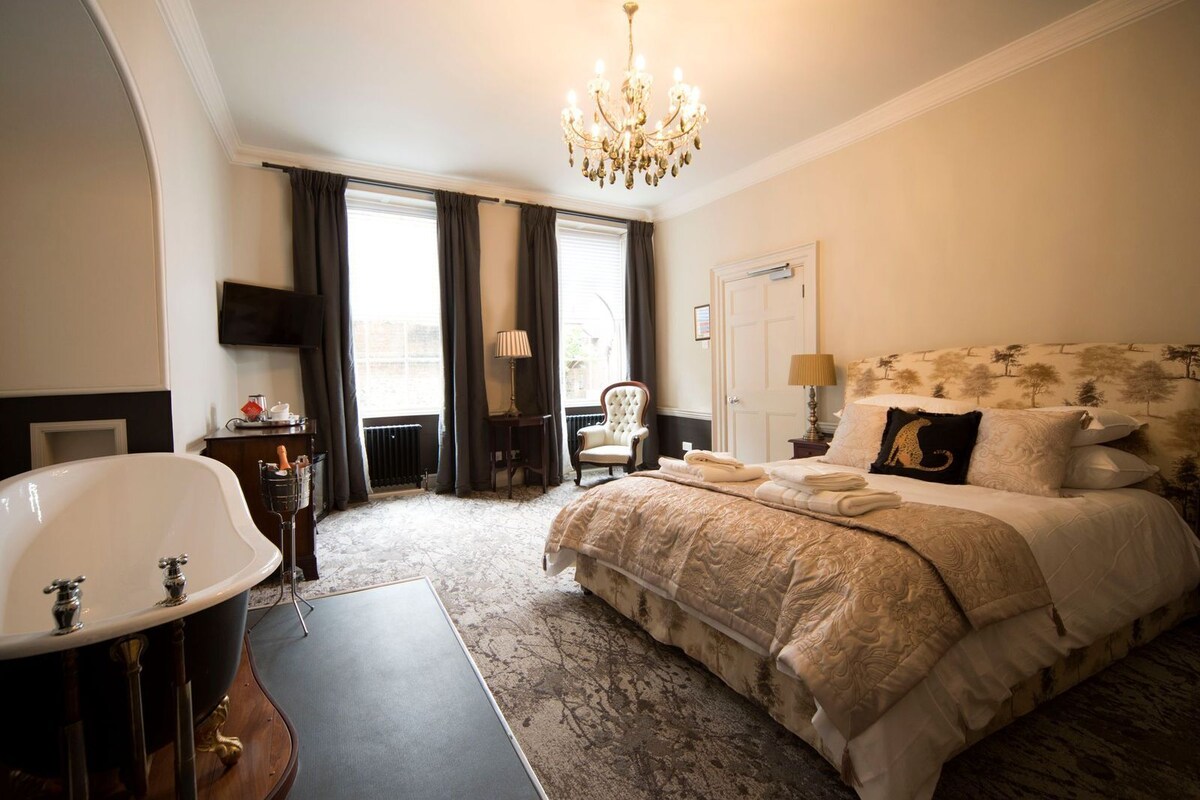 Deluxe Double Room (Bedroom 1)