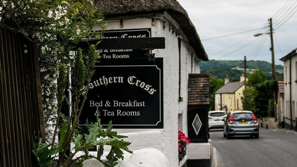 A building with a sign indicating it offers bed & breakfast and tea rooms. - Southern Cross Guest House (Sidmouth)