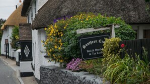 A building with a sign indicating it is a bed and breakfast with tea rooms. - Southern Cross Guest House (Sidmouth)