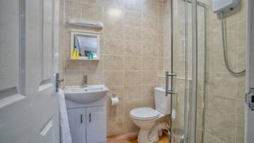 Family Room | Bathroom | Shower, rainfall showerhead, free toiletries, hair dryer