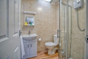 Family Room | Bathroom | Shower, rainfall showerhead, free toiletries, hair dryer - St Weonards Hotel (Paignton)