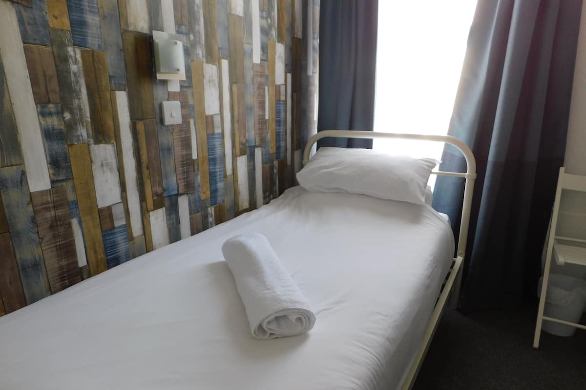 Habitación individual, baño privado | Tabla de planchar con plancha, wifi gratis y ropa de cama