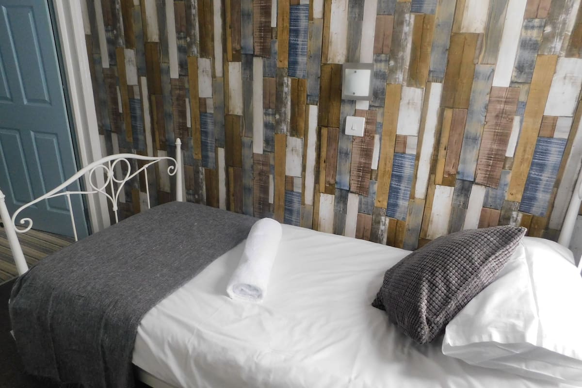 single room, private bathroom | iron/ironing board, free wifi, bed sheets