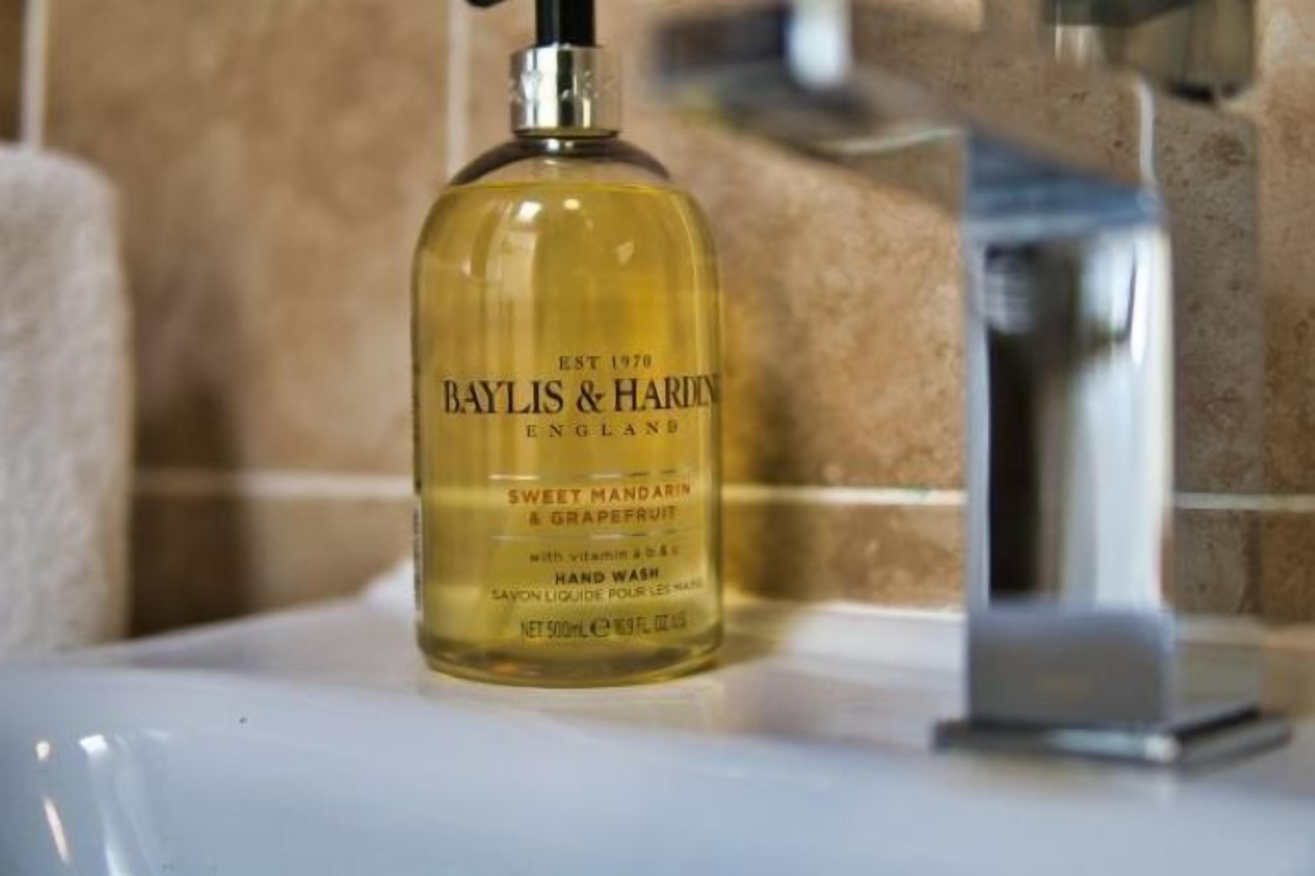 double room | bathroom | shower, rainfall showerhead, free toiletries, hair dryer