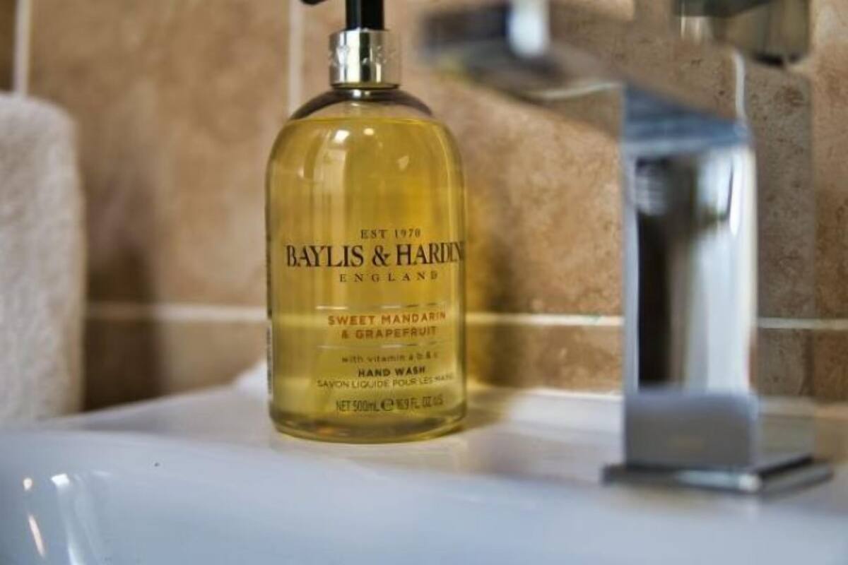 double room | bathroom | shower, rainfall showerhead, free toiletries, hair dryer