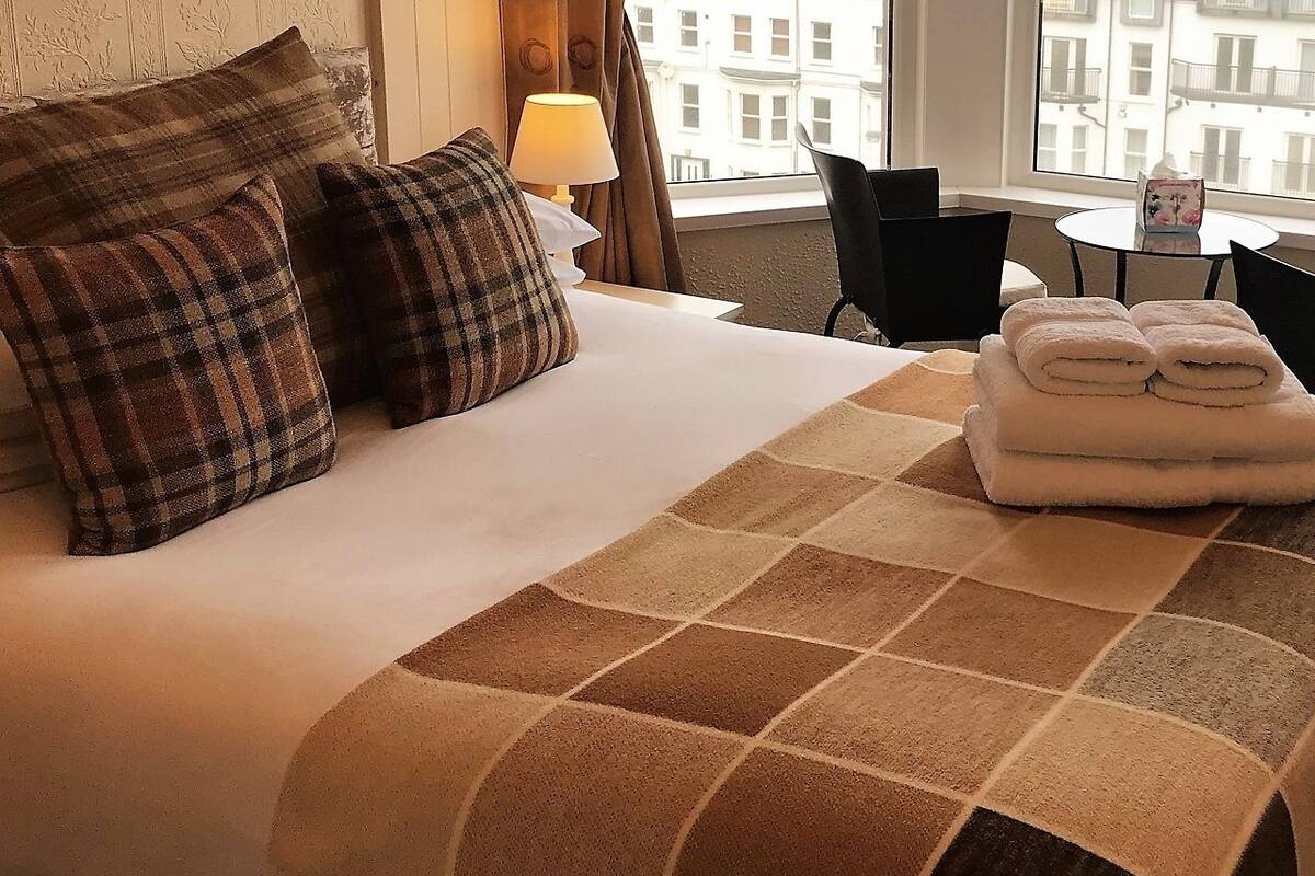 Chambre Double, salle de bains attenante, vue mer | Wi-Fi gratuit, draps fournis